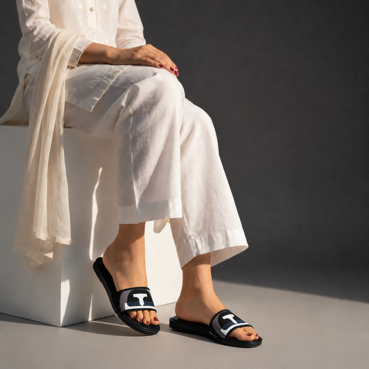 Noir Weave Slide